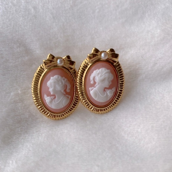 Vintage-Inspired Gold Cameo Clip-On Earrings - Picture 3 of 6